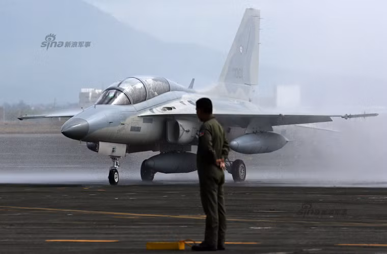 Vì được phát triển trên khung gầm máy bay huấn luyện nên dù là máy bay chiến đấu nhưng FA-50PH vẫn sở hữu tính năng đào tạo phi công chiến đấu cơ.