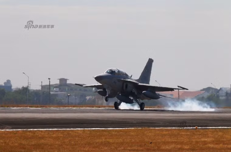 Đây là hai chiếc đầu tiên trong số 12 chiếc FA-50PH được Philippines đặt hàng từ Hàn Quốc với đơn giá nửa tỷ USD.