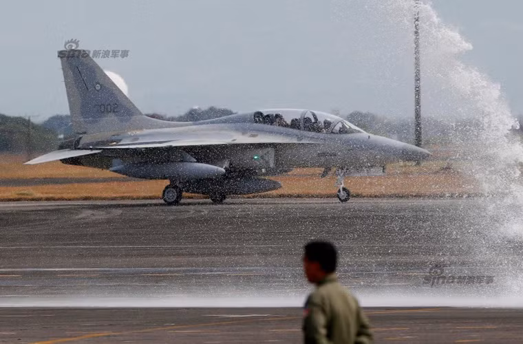 Chiến đấu cơ FA-50PH là biến thể xuất khẩu cho Không quân Philippines được tập đoàn KAI Hàn Quốc cải tạo dựa trên nguyên mẫu máy bay cường kích hạng nhẹ FA-50 - biến thể chiến đấu từ máy bay huấn luyện T-50 "Đại bàng vàng".