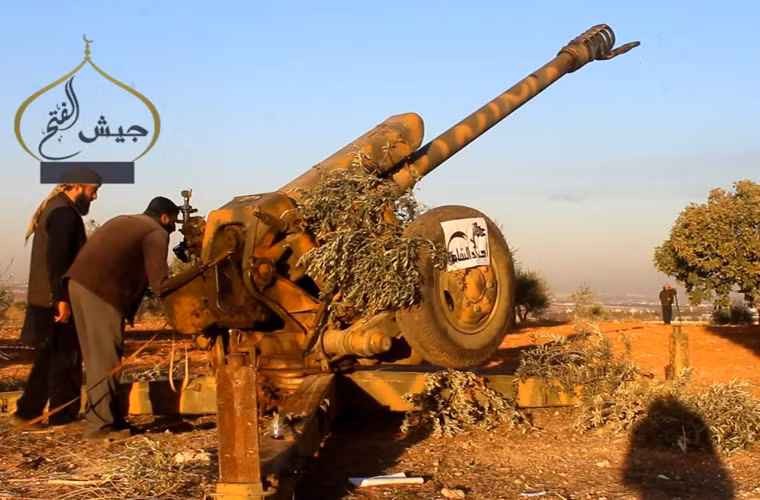 Khi vứt lại những khẩu pháo của mình, binh sĩ Syria thậm chí còn “cống nạp” luôn cả những viên đạn pháo cùng liều phóng. Chiến binh IS khi tới nơi chỉ việc tìm người sử dụng để tấn công ngay lập tức.