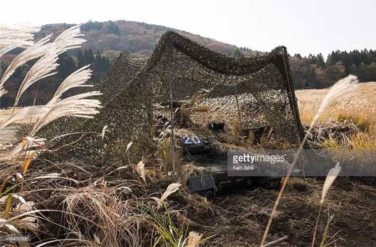 Xe tăng chủ lực Type 10 “núp” trong công sự ngụy trang kĩ lưỡng.