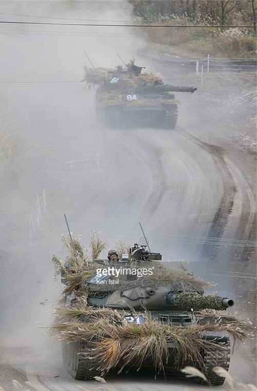 Đội hình xe tăng chủ lực Type 74.