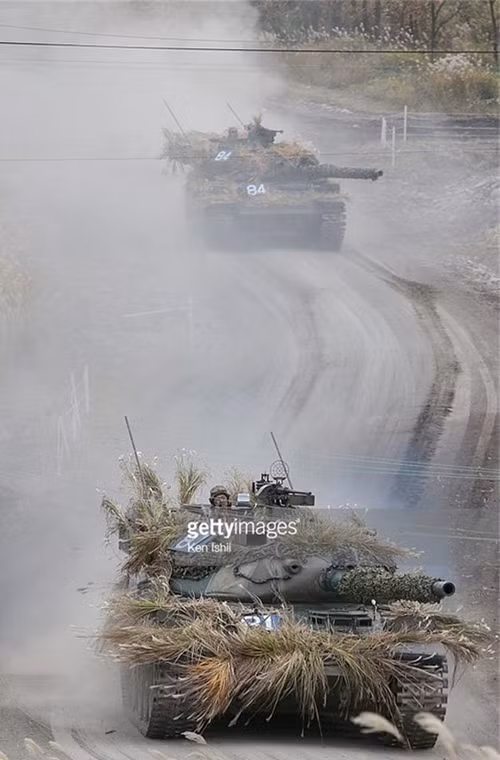 Đội hình xe tăng chủ lực Type 74.