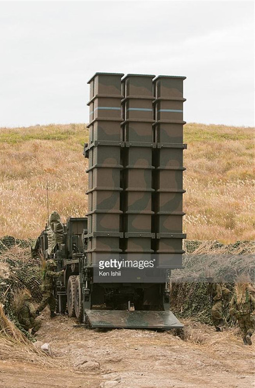 Ngoài xe tăng, JSDF còn điều động nhiều tổ hợp vũ khí hiện đại tham gia. Ảnh: Bệ phóng tự hành của hệ thống tên lửa phòng không Type 3 (hay còn gọi là SAM-4, Chu-SAM) triển khai chiến đấu. Type 3 Chu-SAM được cho là có thể theo dõi 100 mục tiêu cùng lúc, đồng thời diệt 12 mục tiêu (đối tượng tác chiến chủ yếu là máy bay phản lực, trực thăng và tên lửa hành trình).