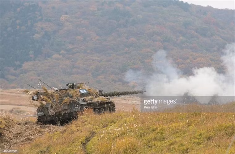 Ảnh: Pháo 105mm trên tăng Type 74 khai hỏa. Dù được đánh giá là đã rất lạc hậu, tuy nhiên Type 74 vẫn đóng vai trò chủ lực trong lực lượng xe tăng Nhật Bản với số lượng lên tới 280 chiếc.
