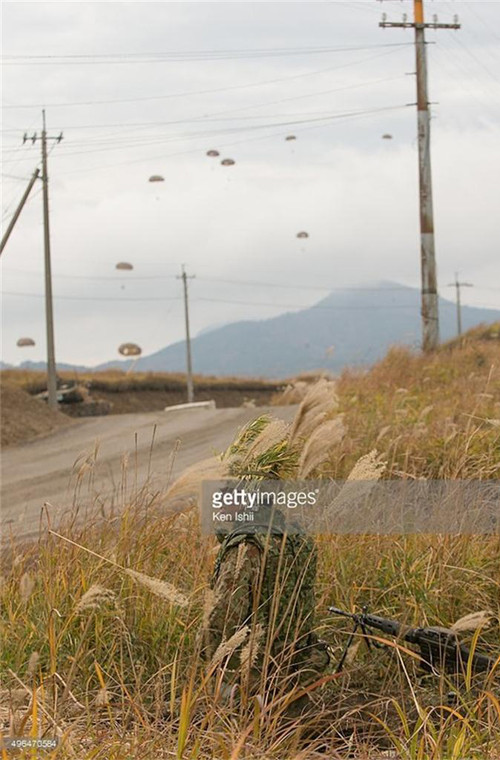 Lực lượng bộ binh và lính dù đã được điều động để tham gia tập trận tiến công.