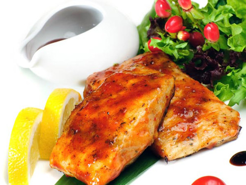 Cá hồi. Các chuyên gia sức khỏe khuyến khích sử dụng cá hồi bởi dưỡng chất trong nó có tác dụng bảo vệ não. Đặc biệt, cá hồi rất giàu axit béo omega – 3 có tác dụng giảm thiểu lượng beta amyloid – yếu tố đóng vai trò kích hoạt Alzheimer.