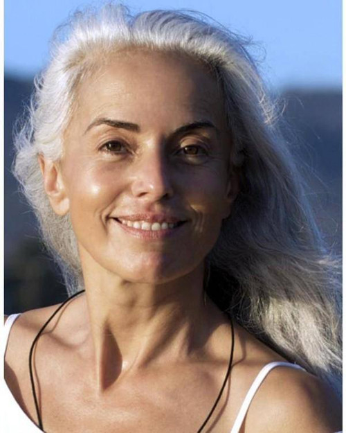 "Cụ thể, tôi dùng dầu hạt cải để dưỡng tóc. Lấy dầu ô liu và đường để đắp lên da mỗi tuần một lần. Mỗi ngày tôi ăn một quả bơ cùng thịt, cá hữu cơ".