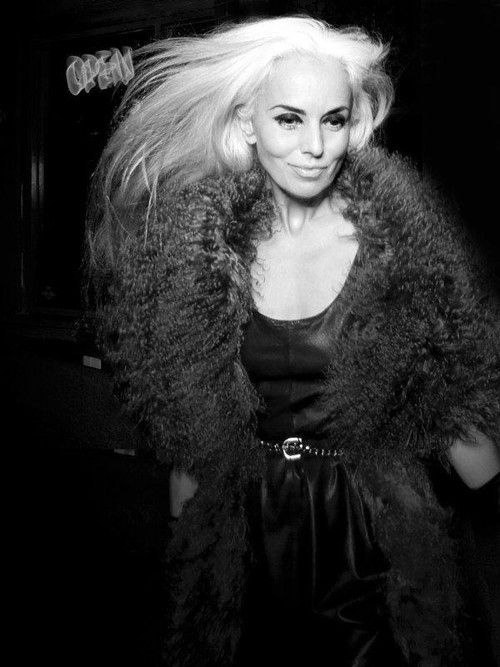 Hiện Yasmina trở thành bà nội của hai nhóc song gương mặt bà hầu như không có nếp nhăn. Yasmina cũng cho biết mình cảm thấy hài lòng với hiện tại. Bà hạnh phúc với những gì mình có cùng sức khỏe, vẻ đẹp như gái trẻ.