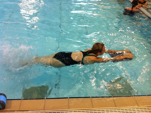 Trẻ mắc chứng rối loạn đông máu có thể tham gia các trò chơi tập thể. Trẻ mắc chứng rối loạn đông máu cần tham gia các hoạt động thể chất như bạn cùng trang lứa. Để tránh gây thương tích, chảy máu, bạn nên chọn các trò ít va chạm mạnh như bơi lội, cầu lông. Đặc biệt, cần có biện pháp bảo vệ đầu, các khớp xương trước khi tham gia.