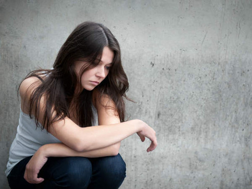 Căng thẳng. Giữ thái độ sống tích cực không chỉ giúp người xung quanh cảm thấy dễ chịu mà còn ảnh hưởng đến hệ miễn dịch. Cụ thể, căng thẳng làm tăng nồng độ cortisol, giảm nồng độ hormone như testosterone và estrogen. Khi nồng độ hormone mất cân bằng, hệ thống miễn dịch không thể chống trả trước các mối đe dọa đến sức khỏe.