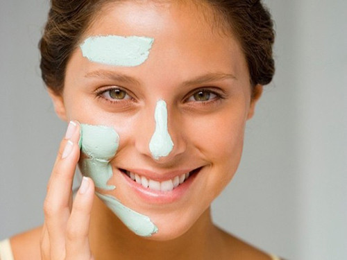 Kem đánh răng. Kem đánh răng chứa nhiều chất có khả năng tiêu diệt vi khuẩn gây mụn, làm lành hư tổn trên da do mụn gây ra. Muốn trị mụn đầu đen trên mũi, bạn chỉ cần thoa một lớp mỏng kem đánh răng lên khu vực này và để khô trong vòng 25 phút rồi rửa sạch. Thực hiện 2 ngày/lần suốt 2 tuần sẽ dễ dàng đánh bật những hạt mụn không mong muốn.