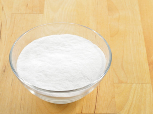 Baking soda. Để tận dụng khả năng làm đẹp của baking soda, bạn nên trộn baking soda với nước theo tỉ lệ 1:1 rồi chà lên các vùng xuất hiện mụn đầu đen. Để khô trong 25 phút rồi rửa sạch bằng nước ấm. Dù tốt song cần cẩn thận ở lần đầu sử dụng baking soda. Bạn nên thử nghiệm ở một vùng da nhạy cảm như cổ tay rồi mới áp dụng cho cả khuôn mặt. Nó thực sự quan trọng với những người có làn da nhạy cảm.