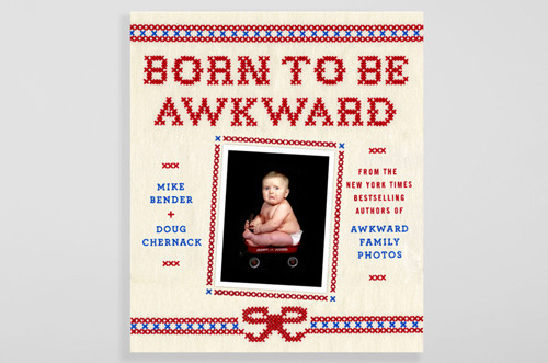 Bé trai mặt mếu khi ngồi chụp ảnh.