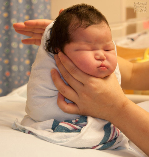 Biểu cảm của bé khi lên hình.