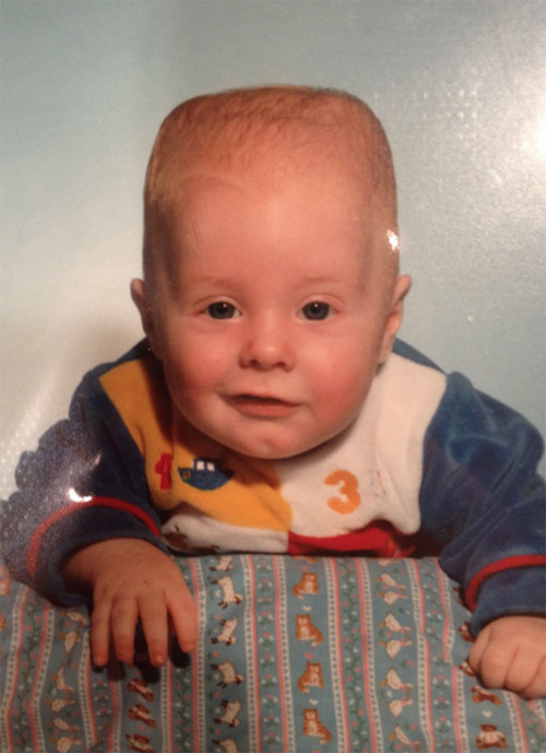 Nụ cười hiếm hoi nhưng không phải nụ cười như mong đợi khi bé bị ép chụp ảnh.