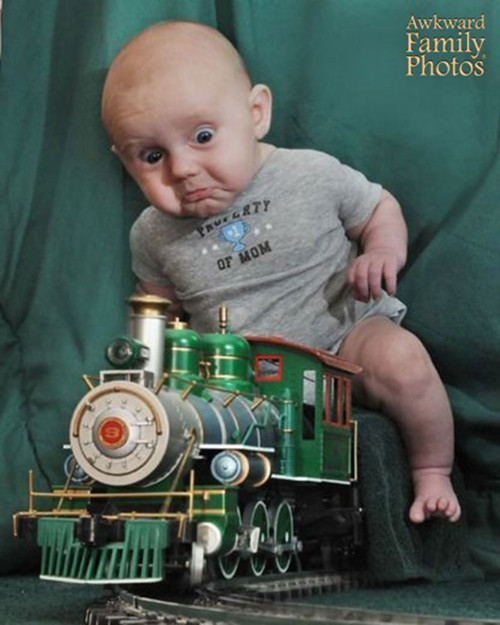 Biểu cảm của bé khi lên hình với chiếc xe lửa đồ chơi.