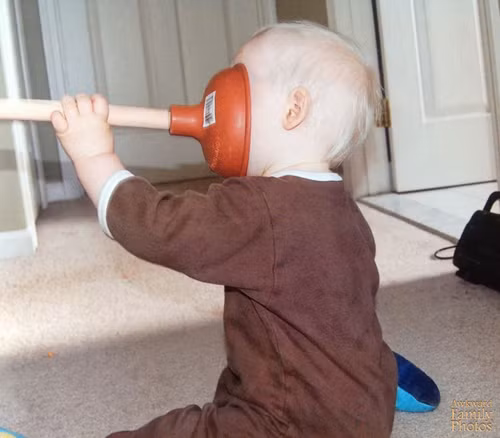 Hình ảnh bé thà bịt mặt chứ quyết không nhìn vào ống kính.