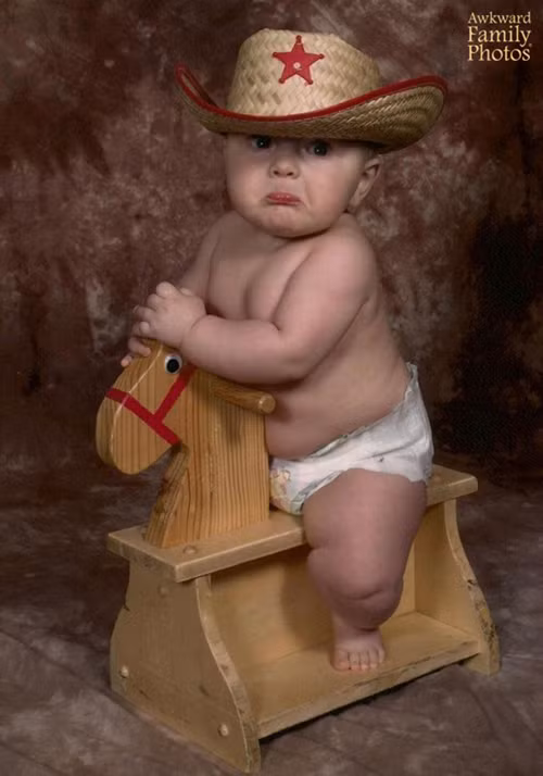 Chàng cao bồi mặt mếu khi được chụp ảnh.