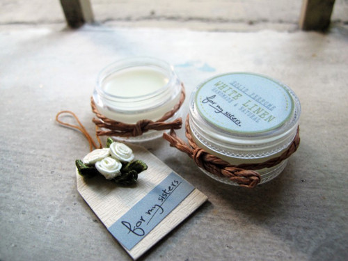 Nước hoa khô. Nếu như dung dịch nước hoa dễ bay hơi, vỡ khi được đặt trong môi trường văn phòng làm việc thì nước hoa khô lại vô cùng tiện lợi. Bạn không cần lo lắng chúng bị đổ vỡ. Khi cần, chỉ cần dùng tay thoa nhẹ nước hoa rồi bôi lên cổ tay, phía sau tai là được.