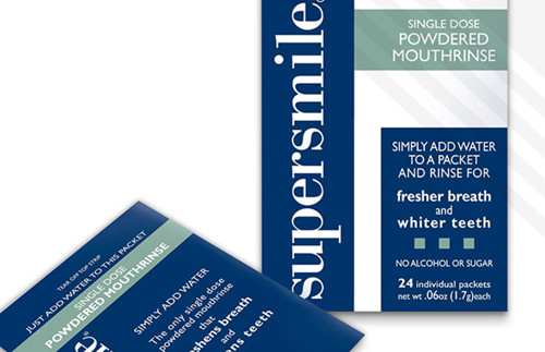 Nước súc miệng. Ăn trưa giữa giờ làm dễ khiến hơi thở bạn ám mùi cà phê, hành, tỏi khiến người đối diện cảm thấy khó chịu. Lúc này, chỉ cần súc miệng chừng 30 giây là bạn có thể lấy lại hơi thở thơm mát.