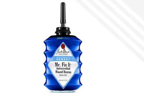 Dung dịch dùng để băng bó. Chỗ làm được xem là nơi dễ xảy ra các tai nạn như vấp phải ổ cắm điện, dây mạng hoặc dây cáp… Lúc này, dung dịch băng bó thực sự là vật phòng thân cần thiết để cầm máu, làm sạch vết thương.