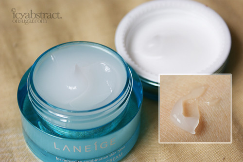 Kem dưỡng ẩm. Thời tiết, tác dụng phụ của xà phòng rửa tay, dùng điều hòa… dễ khiến làn da nam giới trở nên khô rát. Chính vì vậy, hộp kem dưỡng ẩm trong ngăn kéo phòng làm việc như một vật phòng thân nhắc nhở bạn chú ý hơn đến sức khỏe làn da. Ngoài cách lựa chọn các loại kem dưỡng ẩm chuyên nghiệp, bạn có thể sử dụng bơ ca cao hoặc tinh dầu mè cũng mang lại hiệu quả rất tích cực.