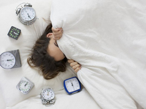 Thức dậy muộn cũng không hề có lợi. Điều này khiến cơ bắp không được thư giãn, lưu thông máu, chân tay bạn cũng vì thế bị tê mỏi, cơ thể ê ẩm, khó chịu chính vì thế sẽ khiến bạn lười hoạt động, cả ngày cứ ở trong trạng thái mệt mỏi như thế.