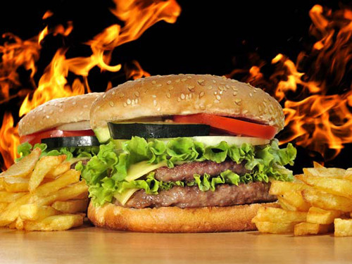 Đặc biệt, thói quen ăn thực phẩm giàu chất béo buổi sáng không hề có lợi. Thay vào đó, bạn nên ăn salad, uống sinh tố hay một vài loại ngũ cốc.