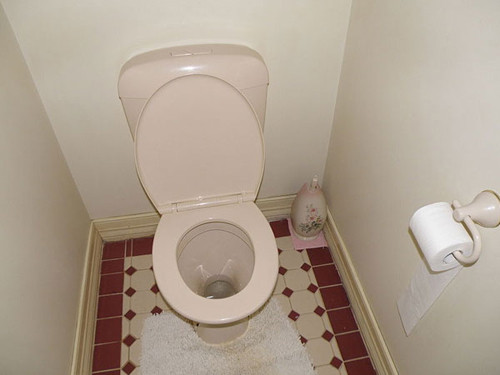 Cuối cùng, bạn không nên nhịn tiểu nếu có nhu cầu. Việc cố gắng trì hoãn nhu cầu cơ thể để kịp giờ làm đôi khi khiến bạn đối diện với các vấn đề về thận.