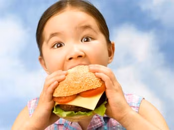 Rối loạn ăn uống là một vấn đề y tế nghiêm trọng có thể gây ra những hậu quả sức khỏe lâu dài nếu không được điều trị. Đáng lưu ý, những người bị rối loạn ăn uống thường che giấu hành vi của mình.