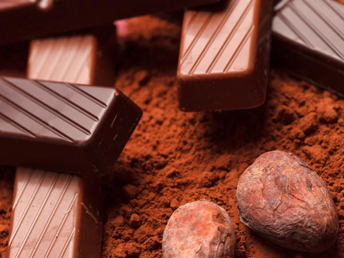 Trẻ mắc chứng rối loạn ăn uống đặc biệt thích thú với đồ ăn vặt. Nếu bạn phát hiện nhiều vỏ socola, vỏ kẹo trong phòng riêng của bé thì nên theo dõi sát sao hơn.