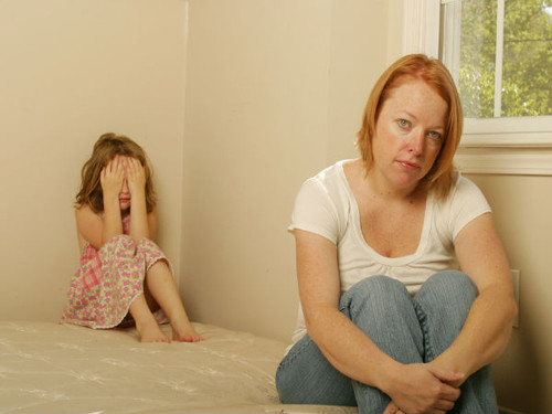 Ngoài các bữa chính, trẻ mắc chứng bệnh này xuất hiện nhu cầu ăn uống khi căng thẳng hoặc tâm trạng không tốt.