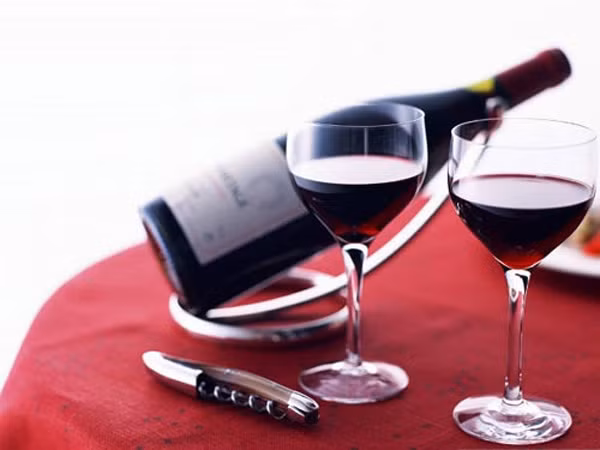 Uống ít rượu. Thói quen uống rượu là một trong những nguyên nhân hàng đầu dẫn tới ung thư miệng, cổ họng, gan, ruột, vú và thực quản. Nguyên nhân bởi khi đi vào cơ thể, rượu có khả năng tổn hại cấu trúc AND, làm tăng nguy cơ mắc bệnh.