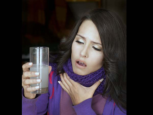 Viêm họng. Ngoài cách sử dụng bạc hà, người mắc chứng viêm họng có thể đun sôi vài lá húng quế hoặc uống ép nước theo mẹo chữa bệnh dân gian. Bên cạnh đó, kết hợp súc miệng bằng nước ép húng quế cũng góp phần phát huy tác dụng chữa bệnh.