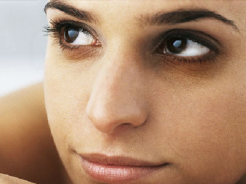 Loại bỏ quầng mắt. Muốn loại bỏ quầng thâm quanh mắt, bạn nên dùng hỗn hợp nước cam kết hợp với vài giọt glycerin rồi thoa đều quanh mắt. Hầu hết những người sử dụng phương pháp này đều khẳng định chúng mang lại hiệu quả rõ rệt sau khi dùng.