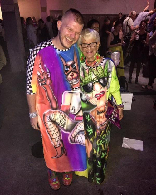 Kennedy đăng tải bức ảnh lên Instagram khiến nhiều người thích thú theo dõi. Kể từ đó, Winkle thường xuyên chia sẻ những bức ảnh với trang phục đầy màu sắc. Bà tin rằng chính niềm yêu thích phong cách ăn mặc xì tin cùng thời gian giúp bà tạm quên nỗi đau mất người thân – đặc biệt trong dịp kỉ niệm ngày cưới lần thứ 35 của mình.