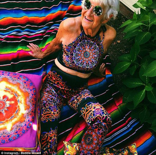 “Dù sao, trang phục màu mè đã giúp tôi rất nhiều sau sự ra đi của chồng và con trai. Những gì tôi học được là hãy sống thật với chính mình. Bạn chỉ sống có một lần, hãy vui vẻ”.