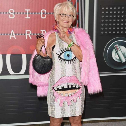 Trong khi không ít người cảm thấy cách ăn mặc xì tin ở độ tuổi U90 là kỳ quặc thì cụ bà lại cảm thấy vô cùng thoải mái khi được sống đúng những gì mình thích. Bà chia sẻ: “Tôi không cảm thấy mình già nua với những bộ đồ này. Tôi chưa bao giờ cảm thấy nhàm chán với những bộ cánh mình sở hữu. Vì vậy, hãy mặc những gì mình muốn thay vì cứ chạy theo suy nghĩ của người khác”.