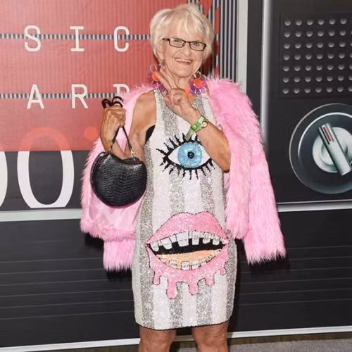 Trong khi không ít người cảm thấy cách ăn mặc xì tin ở độ tuổi U90 là kỳ quặc thì cụ bà lại cảm thấy vô cùng thoải mái khi được sống đúng những gì mình thích. Bà chia sẻ: “Tôi không cảm thấy mình già nua với những bộ đồ này. Tôi chưa bao giờ cảm thấy nhàm chán với những bộ cánh mình sở hữu. Vì vậy, hãy mặc những gì mình muốn thay vì cứ chạy theo suy nghĩ của người khác”.