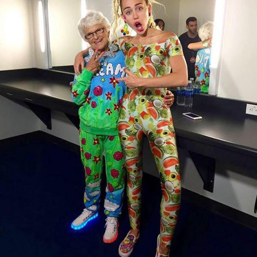 Một lần, bà thử chiếc áo màu mè cùng quần short ngắn của cháu gái Kennedy. Nhìn bà với phong cách hoàn toàn mới, Kennedy thốt lên đầy ngạc nhiên: “Trông bà rất ổn, cho cháu chụp vài kiểu nhé”.