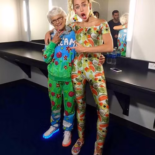 Một lần, bà thử chiếc áo màu mè cùng quần short ngắn của cháu gái Kennedy. Nhìn bà với phong cách hoàn toàn mới, Kennedy thốt lên đầy ngạc nhiên: “Trông bà rất ổn, cho cháu chụp vài kiểu nhé”.