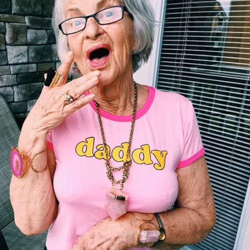 Sau khi thu hút sự chú ý của mọi người, không ít cá nhân yêu thích, ủng hộ bằng cách gửi quần áo, phụ kiện để cụ bà Winkle sáng tạo trong các bức ảnh của mình. Dù vậy, không phải mọi bộ đồ đều được mặc. Winkle cùng cô cháu gái Kennedy thường dành thời gian để lựa chọn, phối đồ sao cho thật phù hợp.