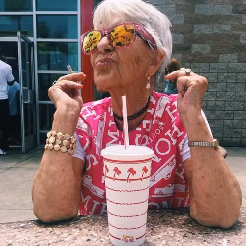 Thậm chí, những ngôi sao tên tuổi như Miley Cyrus, Nicole Richie, Beyoncé, Drake và Rihanna cũng trở thành thành viên thường xuyên theo dõi những bức ảnh cụ bà ăn mặc xì tin Winkle đăng tải.