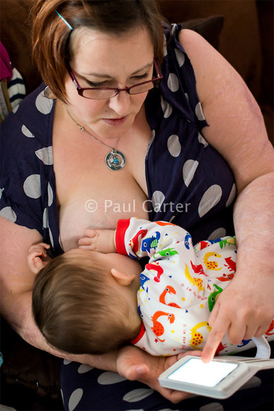 "Cụ thể, bé sẽ cảm thấy lo lắng, luôn cảm nhận sự bất an thường trực. Về lâu dài, cảm giác tiêu cực này sẽ ảnh hưởng đến trí não và hành vi của trẻ”, bác sĩ Kateyune Kaeni cho biết.