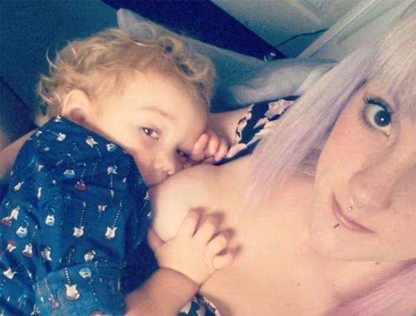 Đáng lưu ý, không ít bà mẹ vẫn sử dụng điện thoại khi cho con bú. Thậm chí họ còn dùng thiết bị này để chụp lại những hình ảnh “brelfie” như mong muốn.