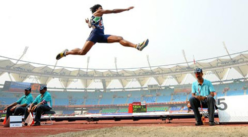 Khi thực hiện, bạn lấy chân trụ vững trên mặt đất rồi nhảy xa về phía trước. Cố gắng duy trì chừng 10 – 20 lần nhảy mỗi ngày để cải thiện sức khỏe, tăng sức bền. Lưu ý, cần lấy thăng bằng thật tốt khi tiếp đất nhằm tránh ảnh hưởng không có lợi.