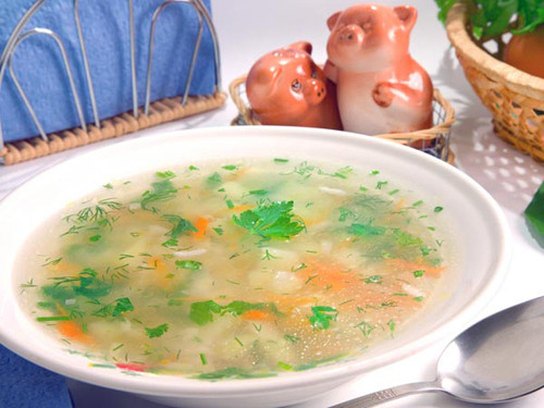 Nước rau củ quả. Bên cạnh rau luộc, nước chiết xuất từ rau củ quả cũng nên dùng khi bị sốt virus. Bằng cách này, bạn vừa tiếp nhận được lượng nước, vừa bổ sung năng lượng cần thiết cho cơ thể.