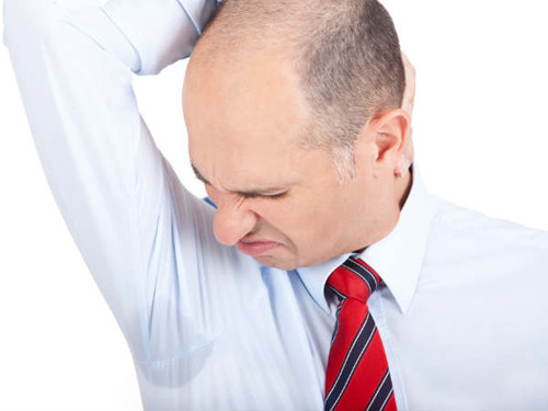 Mồ hôi có mùi hôi. Không ít người tin rằng mồ hôi quyết định mùi cơ thể. Sự thực là mồ hôi không có mùi. Mùi hôi được tạo nên bởi vi khuẩn ở các cơ quan trên cơ thể. Các vi khuẩn này phá vỡ protein và lipid trong môi trường ẩm ướt tạo thành mùi khó chịu.