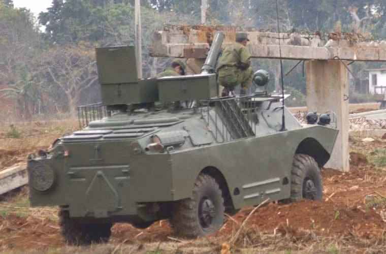 Xe thiết giáp trinh sát BRDM-2 được Cuba cải tiến lắp thêm pháo cối hạng nặng trở thành “tổ hợp cối tự hành”.